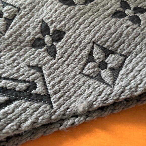AUTHENTIC LOUIS VUITTON Grey Wool/Silk Logomania Scarf - Picture 8 of 9